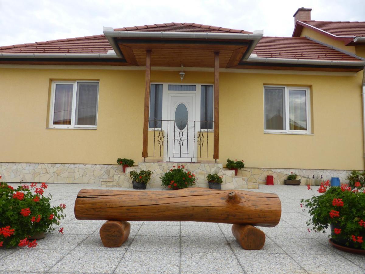 Napfeny Apartman Es Vendeghaz 에게르잘록 외부 사진